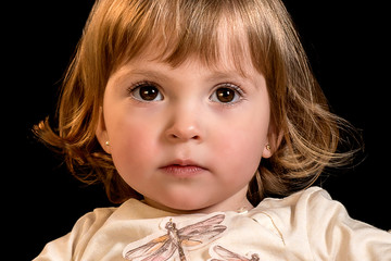 Niña pequeña rubia en estudio 