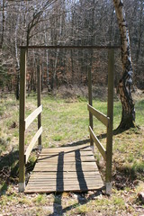 Holzbrücke im Wald.