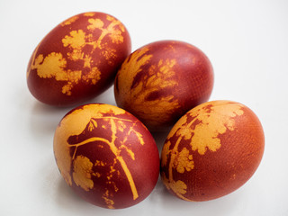 Mit Zwiebel traditionell gef&auml;rbte Ostereier