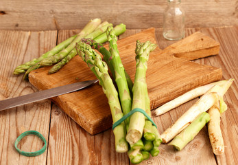 Asparagi verdi coltivati nella campagna italiana.