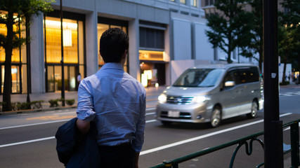 Fototapeta premium 後ろ姿のサラリーマン