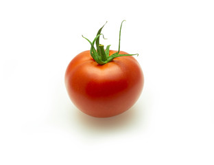 pomidor z szypułką na białym tle z cieniem