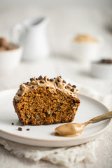 part de carrot cake avec crème de café