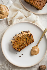 part de carrot cake avec crème de café
