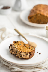 part de carrot cake avec crème de café