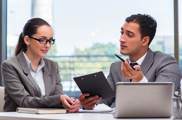 Obraz premium Businesspeople having discussion in the office