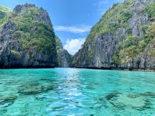 Fototapeta na wymiar Beautiful turquoise waters in Palawan