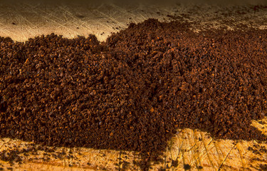 Café molido sobre una tabla de madera
