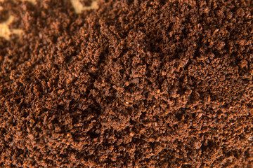 Café molido sobre una tabla de madera