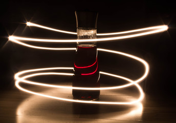 Bebida rodeada de luz, light painting