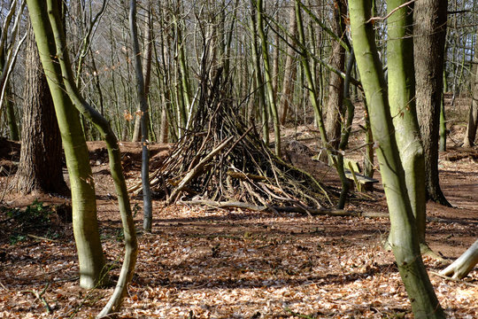 Kinderspielplatz mit Naturmaterial im Wald