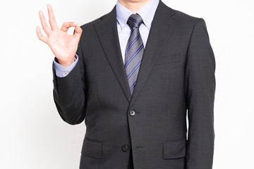 OKサインをする男性