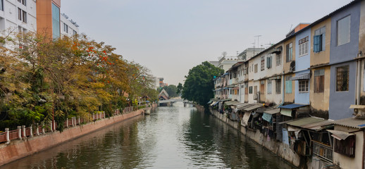 Fototapeta na wymiar Living on the Banks of a Canal in Bangkok