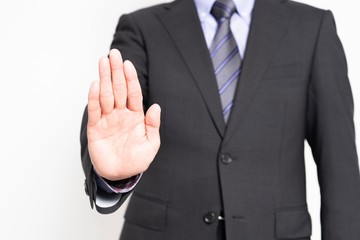 拒否のポーズをする男性