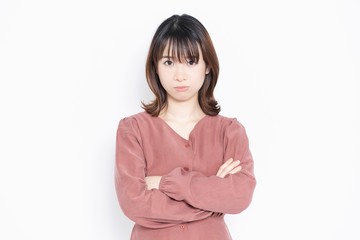 Obraz premium 腕組みする若い女性
