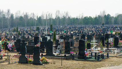 Obraz premium Tombstones in the public cemetery. Coronavirus concept.
