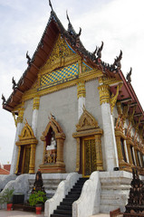 Obraz premium Temple Wat Intharawihan in Bangkok. It was built at beginning of Ayutthaya period, one of the main features is a 32-metre high, 10-metre wide standing Buddha