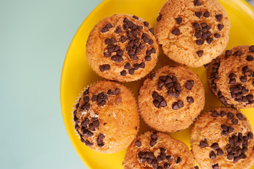 Muffins de chocolate caseros en bandeja amarilla