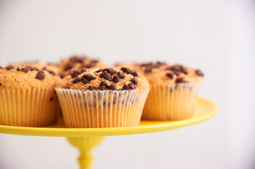 Muffins de chocolate caseros en bandeja amarilla