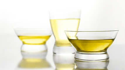 Tres vasos con líquido amarillo