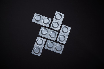 Blister de pastillas sobre fondo negro