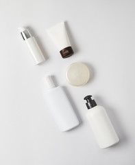 Set de productos cosméticos sobre fondo blanco