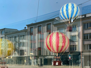 reflet dans la devanture d'une vitrine de magasin