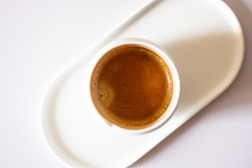 Café matinal aromatique dans une belle coupe blanche - Morning Shot