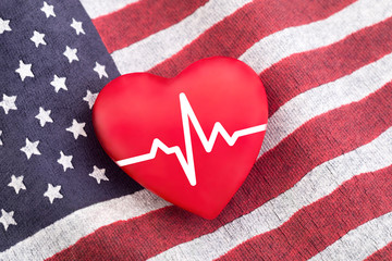 Obraz premium American flag and red heart with pulse