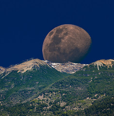 luna tras las monta&ntilde;as