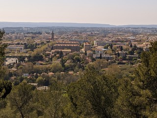 Cours mirabeau vide à Aix en provence en période de confinement, france, ville des fontaines