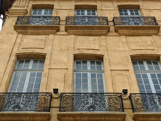 Cours mirabeau vide à Aix en provence en période de confinement, france, ville des fontaines