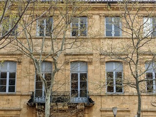 Cours mirabeau vide à Aix en provence en période de confinement, france, ville des fontaines