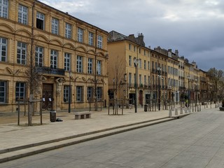Fototapeta na wymiar Cours mirabeau vide à Aix en provence en période de confinement, france, ville des fontaines