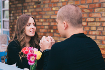 Fototapeta premium couple in blue jeans and black shirts in a green park