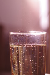 Kaltes klares Wasser im Trinkglas