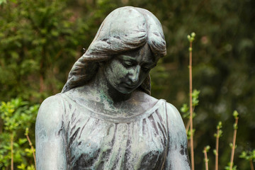 Friedhofsengel schaut nach unten