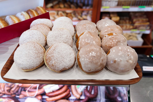 Kilka pączk&oacute;w z marmoladą i cukrem pudrem
