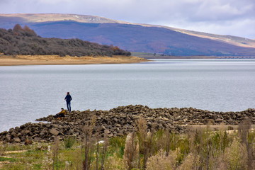Fototapeta na wymiar view of the lake surrounded by greenery