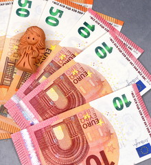 Mehrere 10 € und 50 € - Geldscheine mit kleinem Schutzengel