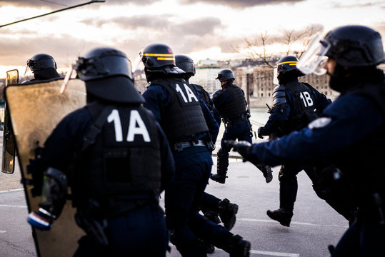 Charge de CRS lors d'une manifestation de Gilets Jaune &agrave; Lyon.