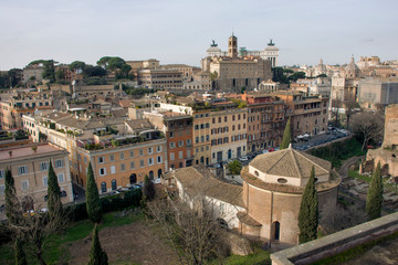 Vista de la ciudad de roma en día nublado de invierno