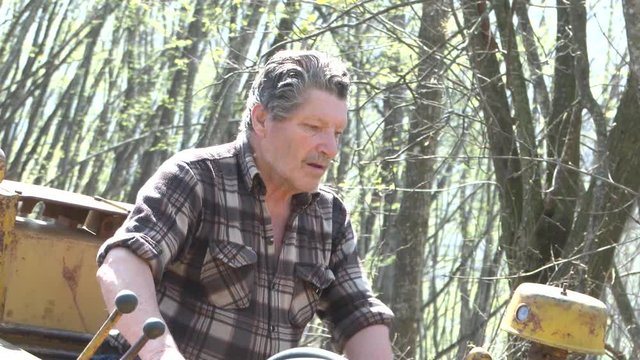 Operatore forestale apre pista con un pala cingolata