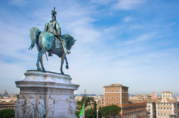 Obraz premium Monumento de hombre sobre caballo en color verde con la ciudad de fondo