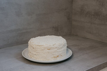 Sahnetorte mit Nüssen und Biskuitboden