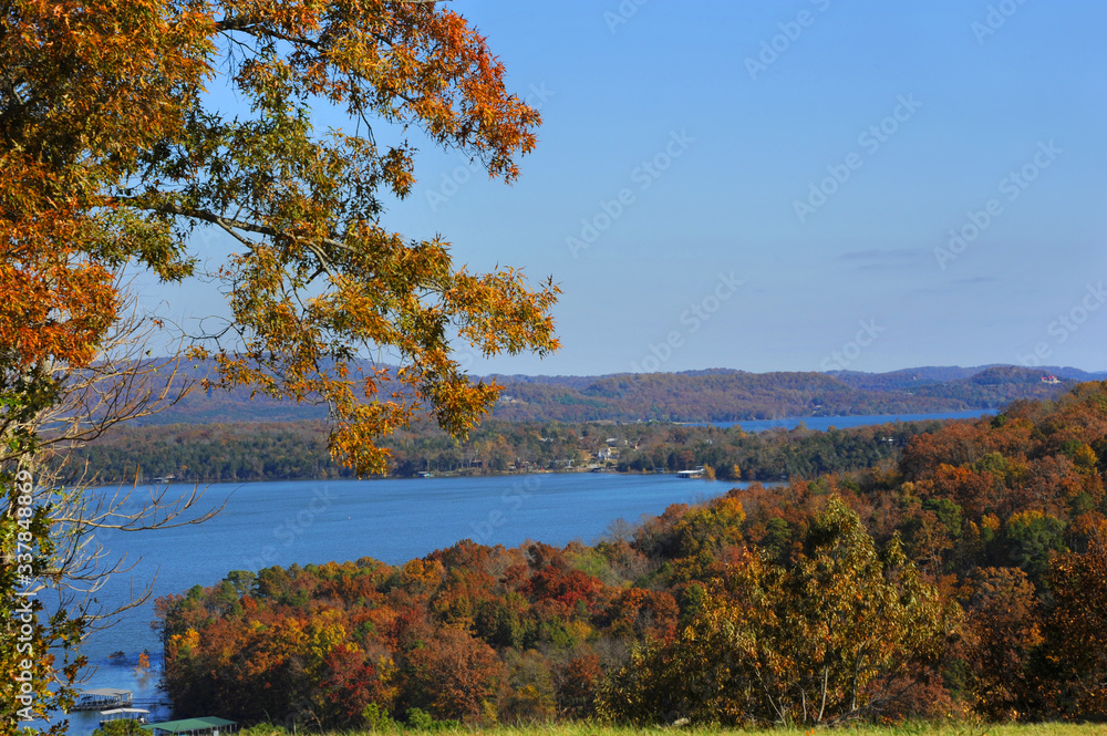 Wall mural Arkansas Autumn falls over table rock lake