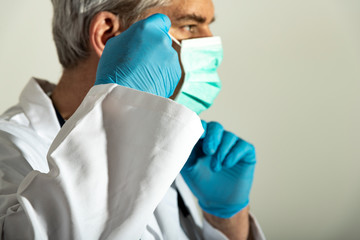 doctor wearing a mask to protect himself from the coronavirus