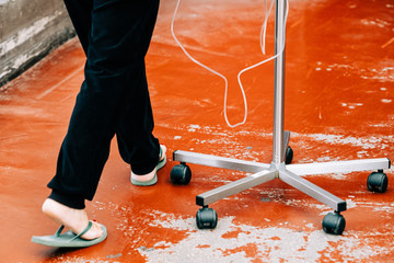 pied patiente marchant avec sa perfusion