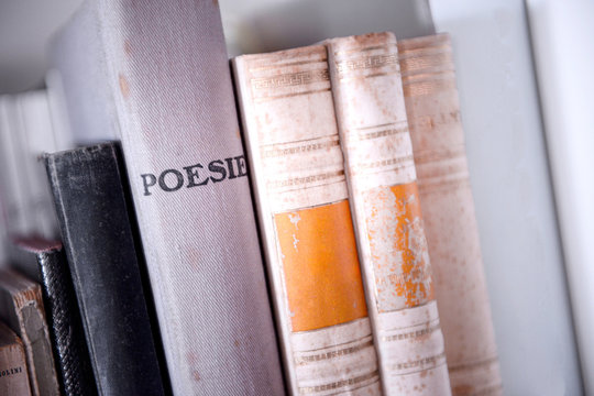 Libri in libreria con uno con su scritto "poesie"