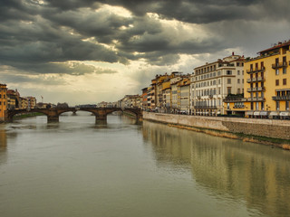 Obraz premium Panoramica de puente sobre el rio Arno en Florencia, Italia con cielo nublado